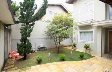 Imagem: A casa possui 3 Dormitórios, 4 Banheiros, 2 Vagas na garagem