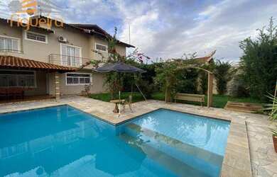 Imagem: A casa possui 4 Dormitórios, 5 Banheiros, 4 Vagas na garagem