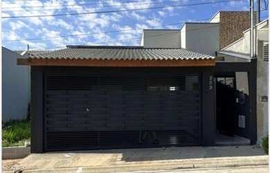 Imagem: A casa possui 3 Dormitórios, 2 Banheiros, 2 Vagas na garagem