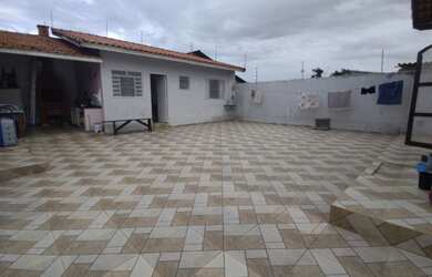 Imagem: A casa possui 3 Dormitórios, 3 Banheiros, 4 Vagas na garagem