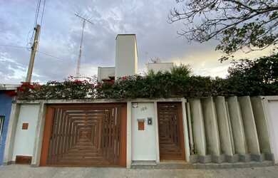 Imagem: A casa possui 3 Dormitórios, 5 Banheiros, 2 Vagas na garagem