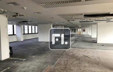 Imagem: O depósito possui 4 Vagas na garagem e 671m² de Área e está