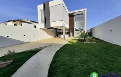 Imagem: A casa possui 3 Dormitórios, 4 Vagas na garagem e 198m² de