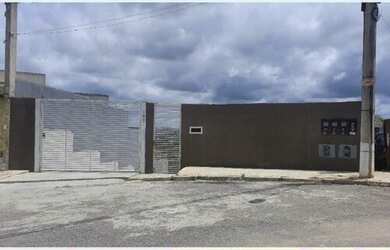 Imagem: A casa possui 2 Dormitórios, 1 Banheiro, 2 Vagas na garagem