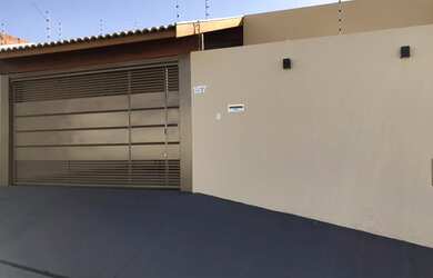 Imagem: A casa possui 3 Dormitórios, 2 Banheiros, 2 Vagas na garagem