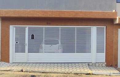 Imagem: A casa possui 4 Dormitórios, 2 Banheiros, 2 Vagas na garagem