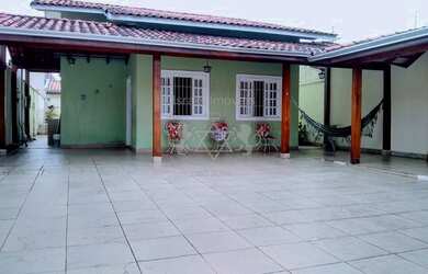 Imagem: A casa possui 3 Dormitórios, 4 Banheiros, 3 Vagas na garagem