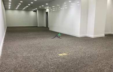 Imagem: O depósito possui 5 Vagas na garagem e 300m² de Área e está