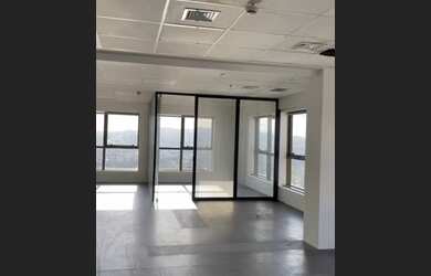 Imagem: O depósito possui 4 Vagas na garagem, 180m² de Área e está