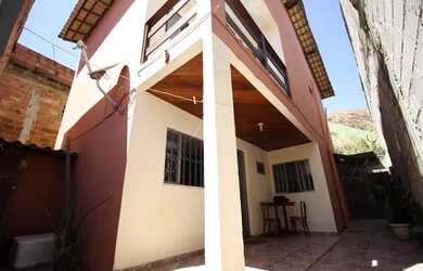 Imagem: A casa possui 3 Dormitórios, 3 Banheiros e 130m² de Área