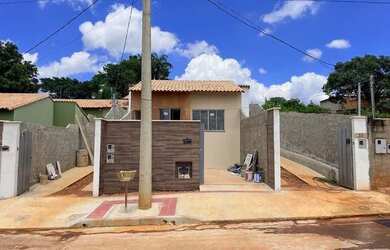 Imagem: A casa possui 2 Dormitórios e 1 Banheiro e está localizado