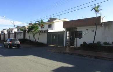 Imagem: A casa possui 3 Dormitórios, 2 Banheiros, 3 Vagas na garagem