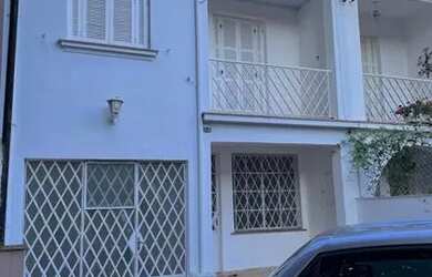 Imagem: A casa possui 3 Dormitórios, 2 Banheiros, 3 Vagas na garagem