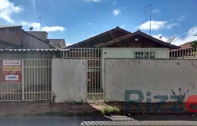 Imagem: A casa possui 3 Dormitórios, 1 Banheiro, 2 Vagas na garagem