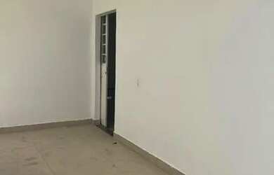 Imagem: A casa possui 3 Dormitórios, 1 Banheiro e 2 Vagas na garagem