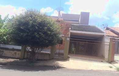 Imagem: A casa possui 4 Dormitórios, 2 Banheiros, 1 Vaga na garagem