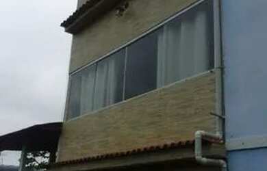 Imagem: A casa possui 2 Dormitórios, 3 Banheiros, 1 Vaga na garagem