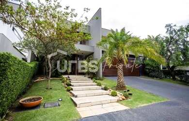 Imagem: A casa possui 4 Dormitórios, 5 Banheiros, 4 Vagas na garagem