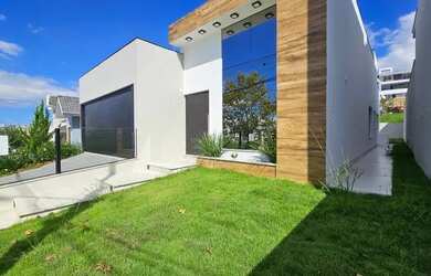 Imagem: A casa possui 3 Dormitórios, 3 Banheiros, 2 Vagas na garagem