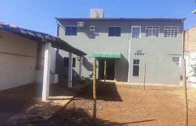 Imagem: A casa possui 3 Dormitórios, 2 Banheiros, 2 Vagas na garagem