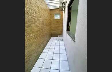 Imagem: A casa possui 3 Dormitórios, 1 Banheiro, 1 Vaga na garagem