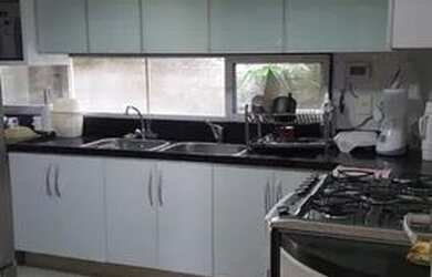 Imagem: A casa possui 4 Dormitórios, 2 Banheiros, 3 Vagas na garagem