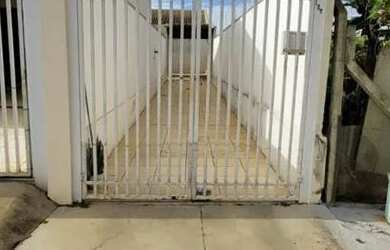 Imagem: A casa possui 2 Dormitórios, 1 Banheiro, 1 Vaga na garagem