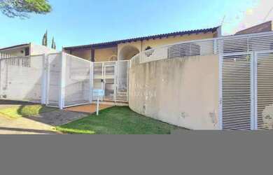 Imagem: A casa possui 4 Dormitórios, 5 Banheiros, 4 Vagas na garagem