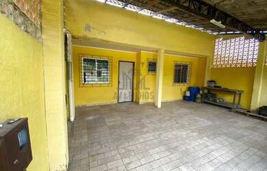 Imagem: A casa possui 3 Dormitórios, 1 Banheiro, 2 Vagas na garagem