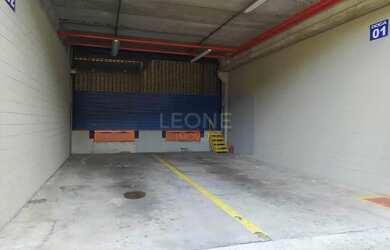 Imagem: O depósito possui 5 Vagas na garagem, 1.350m² de Área e