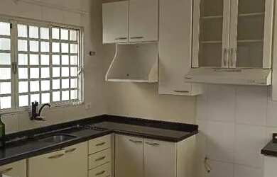 Imagem: A casa possui 3 Dormitórios, 3 Banheiros, 3 Vagas na garagem