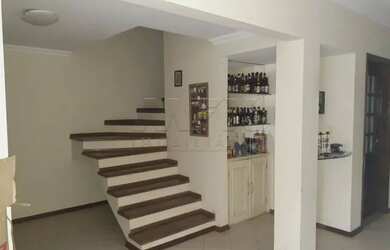 Imagem: A casa possui 3 Dormitórios, 2 Banheiros, 2 Vagas na garagem