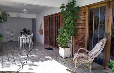 Imagem: A casa possui 4 Dormitórios, 5 Banheiros, 5 Vagas na garagem