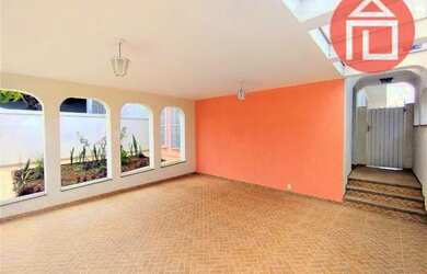 Imagem: A casa possui 3 Dormitórios, 1 Banheiro, 2 Vagas na garagem