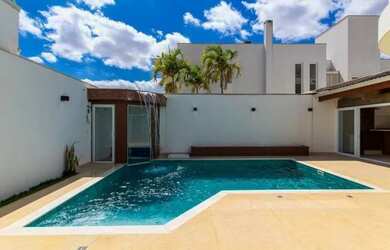 Imagem: A casa possui 4 Dormitórios, 3 Banheiros, 4 Vagas na garagem