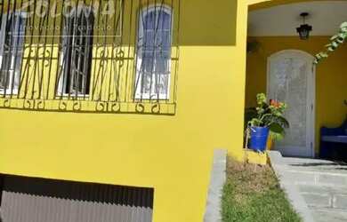 Imagem: A casa possui 3 Dormitórios, 1 Banheiro, 3 Vagas na garagem