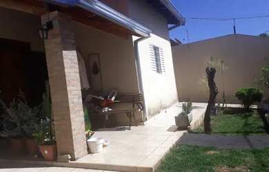 Imagem: A casa possui 3 Dormitórios, 2 Banheiros, 3 Vagas na garagem