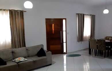 Imagem: A casa possui 3 Dormitórios, 3 Banheiros, 2 Vagas na garagem