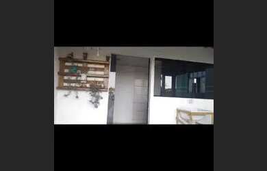 Imagem: A casa possui 1 Dormitório, 1 Banheiro, 1 Vaga na garagem e