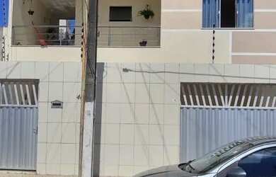 Imagem: A casa possui 4 Dormitórios, 2 Banheiros, 1 Vaga na garagem