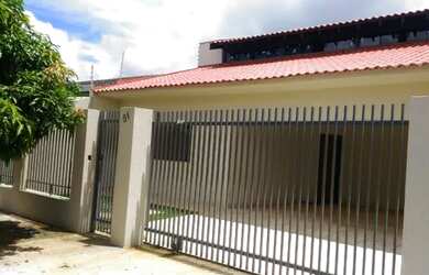 Imagem: A casa possui 4 Dormitórios, 4 Banheiros, 2 Vagas na garagem