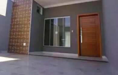 Imagem: A casa possui 3 Dormitórios, 2 Banheiros, 2 Vagas na garagem