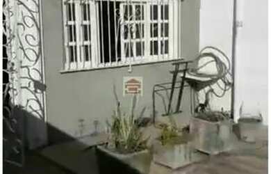 Imagem: A casa possui 3 Dormitórios, 2 Banheiros, 1 Vaga na garagem