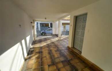 Imagem: A casa possui 3 Dormitórios, 2 Banheiros, 2 Vagas na garagem