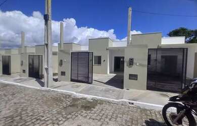 Imagem: A casa possui 2 Dormitórios, 1 Banheiro, 2 Vagas na garagem