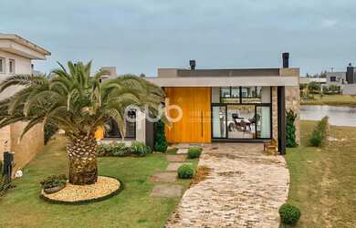 Imagem: A casa possui 4 Dormitórios, 5 Banheiros, 2 Vagas na garagem