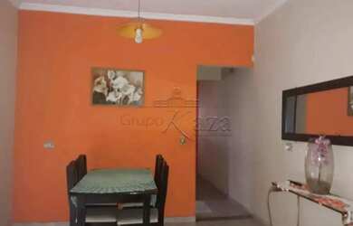 Imagem: A casa possui 3 Dormitórios, 2 Banheiros, 2 Vagas na garagem