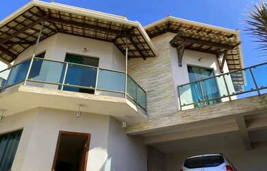 Imagem: A casa possui 4 Dormitórios, 4 Banheiros, 2 Vagas na garagem