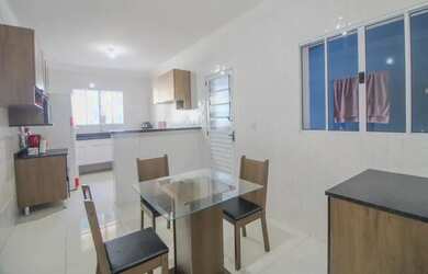 Imagem: A casa possui 2 Dormitórios, 1 Banheiro, Piscina, Varanda e