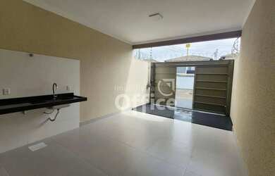 Imagem: A casa possui 2 Dormitórios, 2 Banheiros, 1 Vaga na garagem